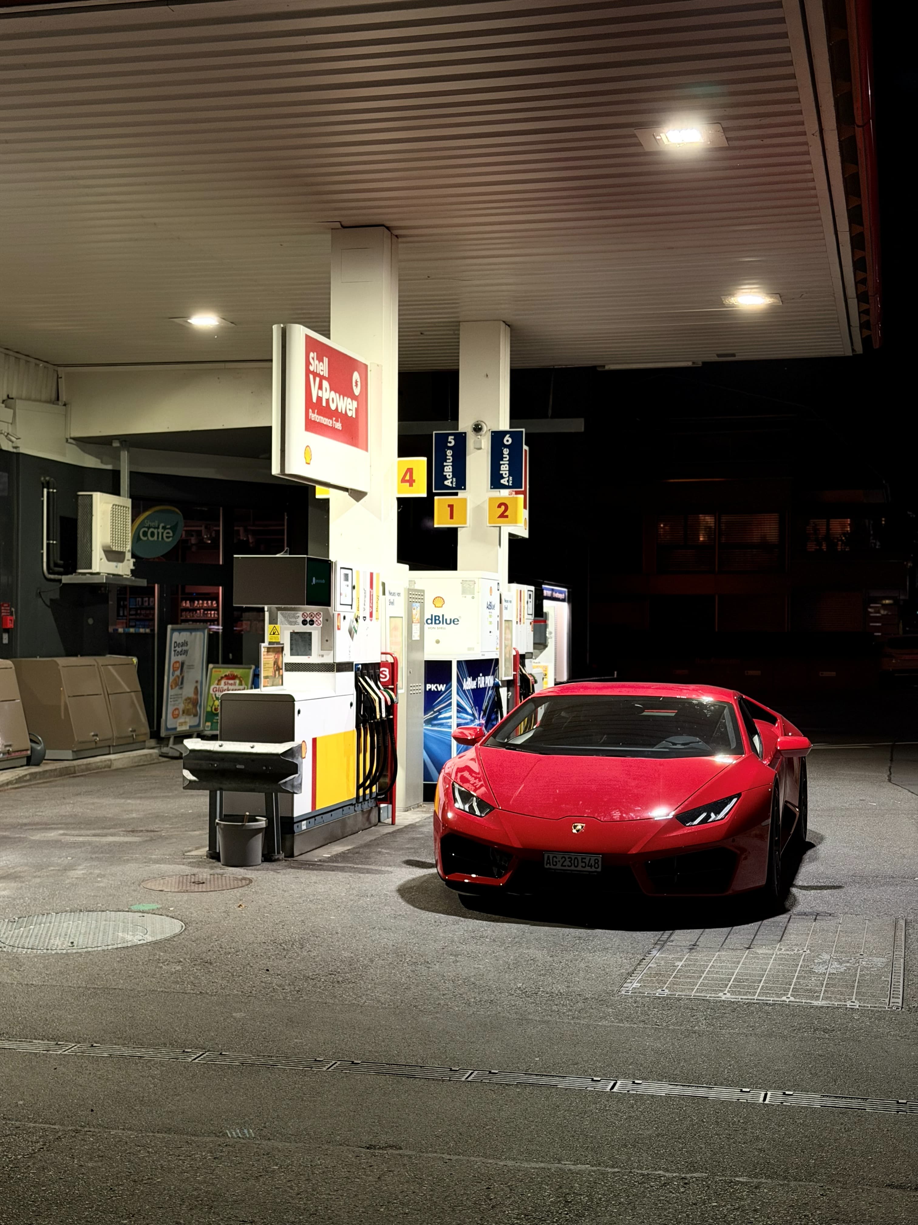 Lamborghini Huracán at night